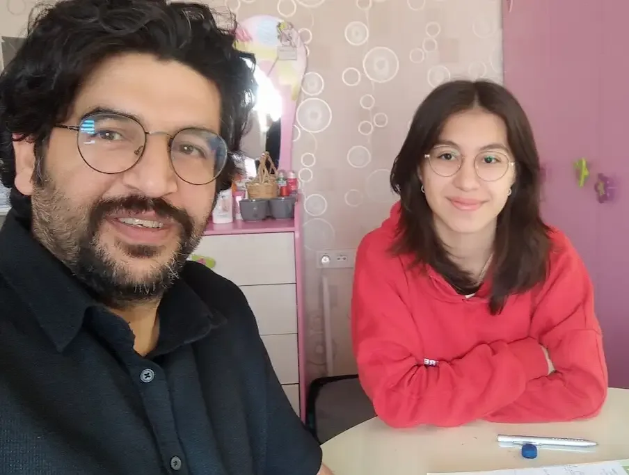 Adem Külük bir öğrencisiyle birebir matematik dersinde