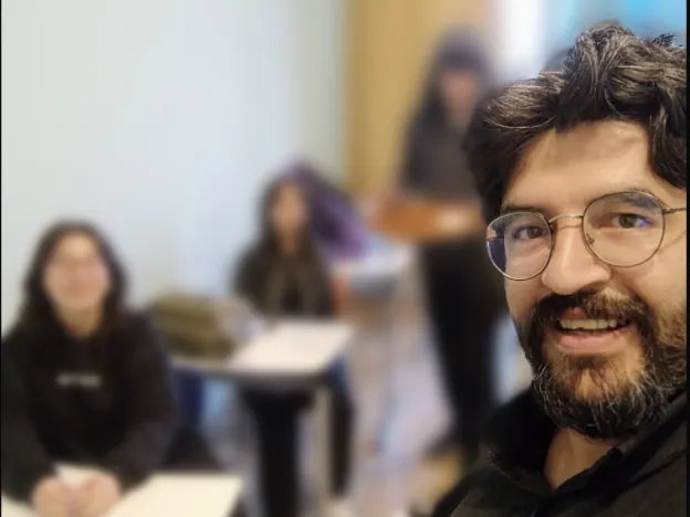 Adem Külük, sınıfta öğrencileriyle