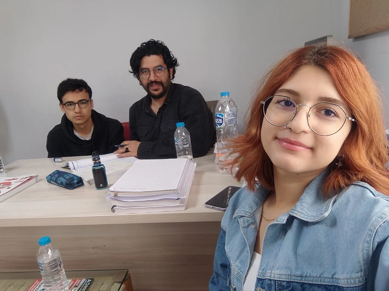 Adem Külük öğrencileriyle birebir matematik dersinde