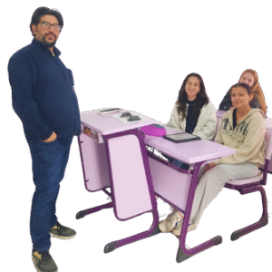 Matematik Özel Ders İletişim – Öğrencileriyle birlikte matematik dersi sonrasında çekilmiş bir öğretmen ve öğrencilerin fotoğrafı.