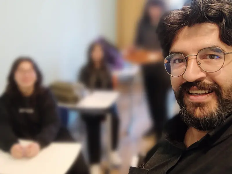 Öğrencileriyle ilgilenen Adem Külük