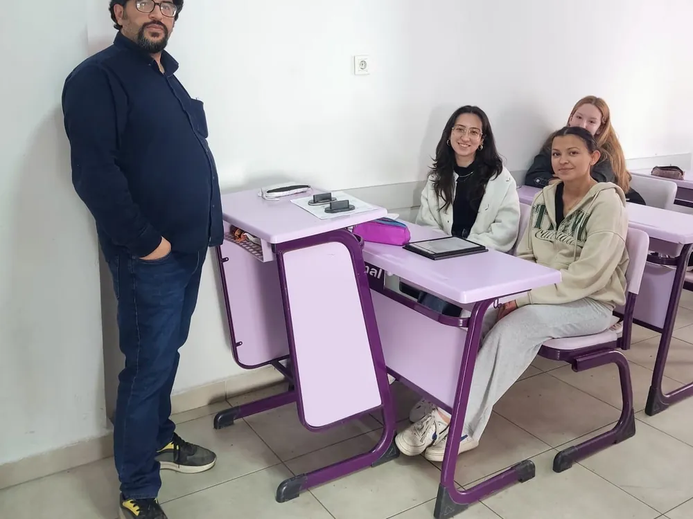 Adem Külük, sınıfta öğrencileriyle ders sırasında